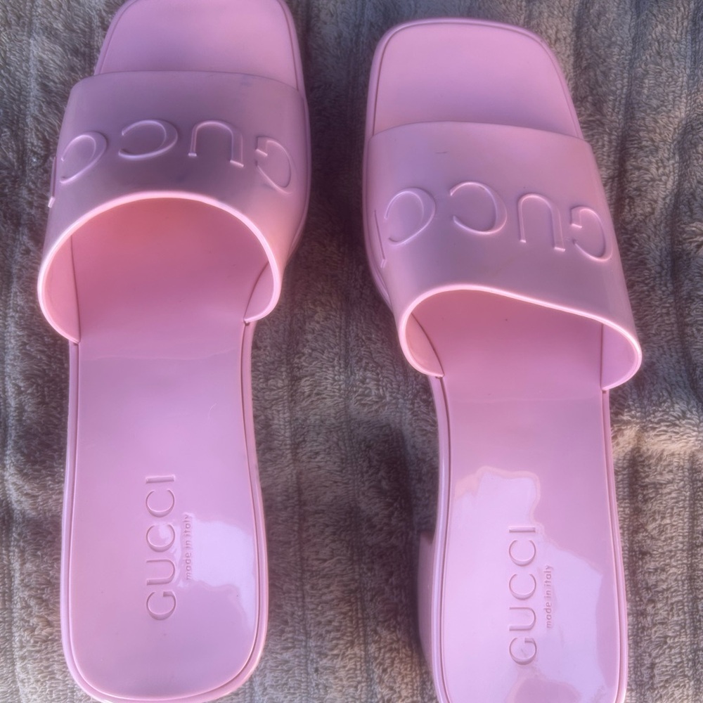 Gucci Pink Slide Sandals with Textured Footbed